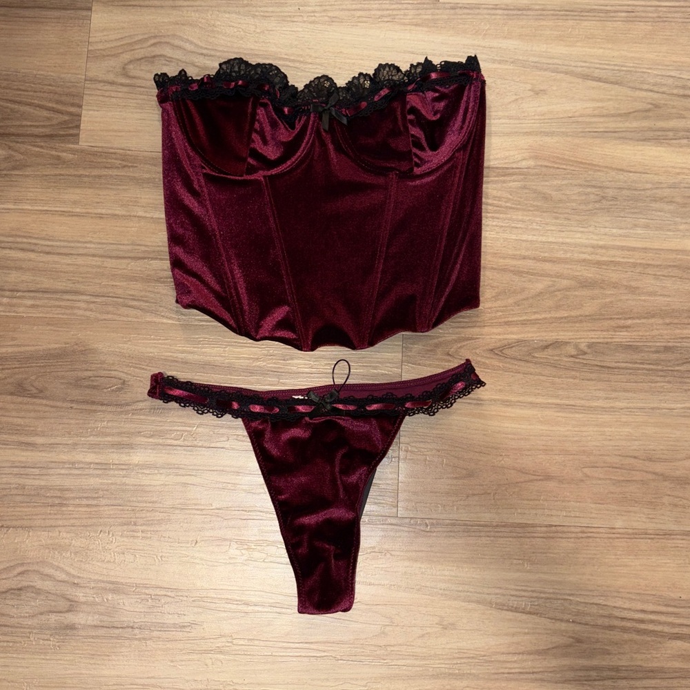 ⭐️FINAL PRICE Strapless Satin Corset Set in Burgundy with Black Lace - Picture 4 of 5